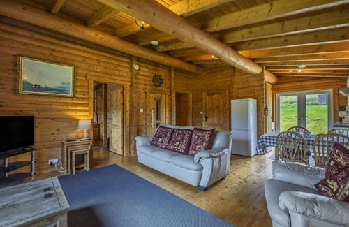 Spittal of Glenshee House | Beautiful villa for 4 guests with hot tub, WIFI