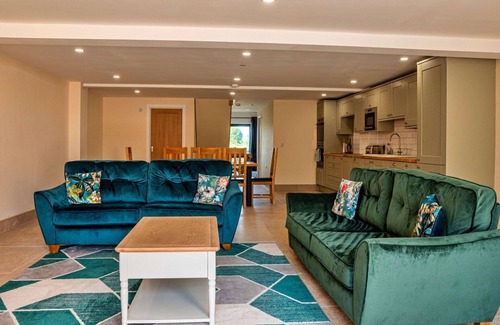 Little Rissington House | Beautiful villa for 8 people with hot tub, WIFI and pets allowed