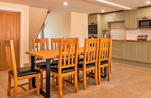 Little Rissington House | Beautiful villa for 8 people with hot tub, WIFI and pets allowed