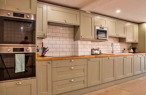 Little Rissington House | Beautiful villa for 8 people with hot tub, WIFI and pets allowed
