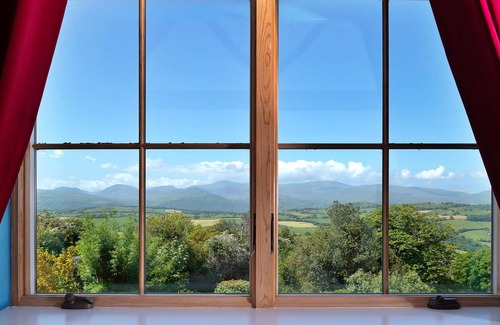 Eglwysbach House | Beautiful villa for 7 guests with WIFI, hot tub and terrace