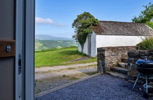Eglwysbach House | Beautiful villa for 7 guests with WIFI, hot tub and terrace