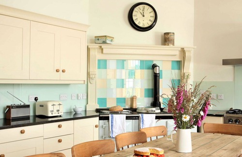 Saltash House | Beautiful villa for 19 guests with WIFI, pool, TV, terrace and pets allowed