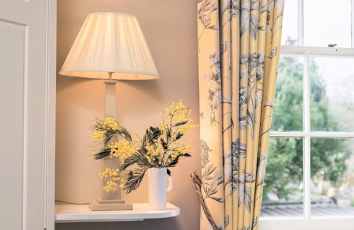 Saltash House | Beautiful villa for 19 guests with WIFI, pool, TV, terrace and pets allowed