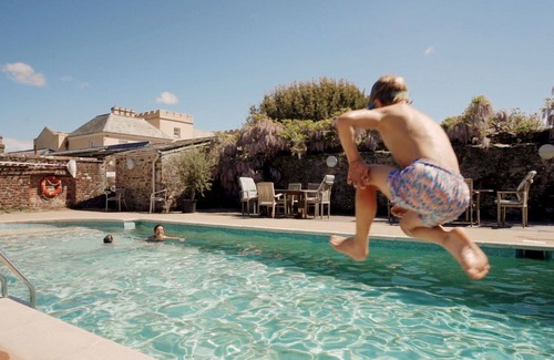 Saltash House | Beautiful villa for 19 guests with WIFI, pool, TV, terrace and pets allowed