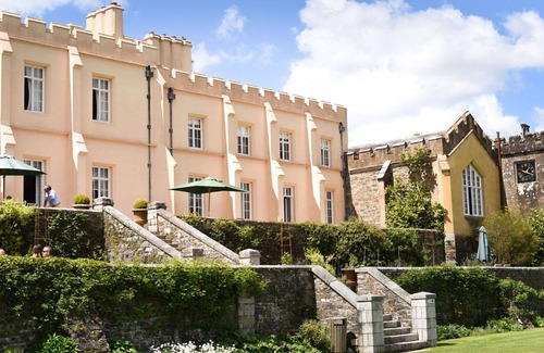 Saltash House | Beautiful villa for 19 guests with WIFI, pool, TV, terrace and pets allowed