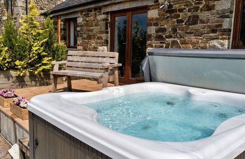 Liskeard House | Beautiful villa for 2 guests with WIFI, hot tub and pets allowed