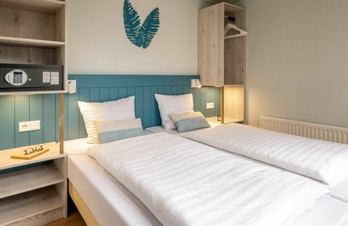 Heijen House | Beautiful villa for 2 guests with WIFI, pool, TV, terrace and parking