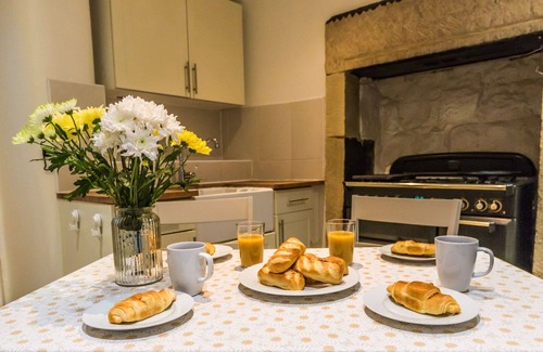 Holestone Moor House | Beautiful villa for 4 guests with WIFI, TV and terrace