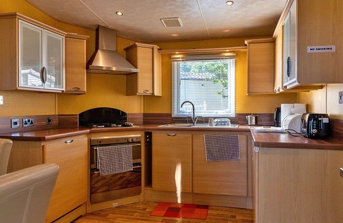 Cowes House | Beautiful villa for 4 guests with WIFI, pool, TV and terrace