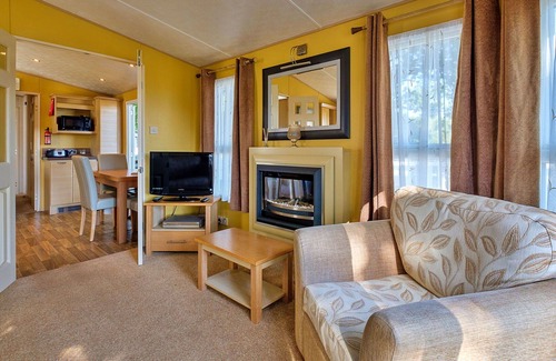 Cowes House | Beautiful villa for 4 guests with WIFI, pool, TV and terrace