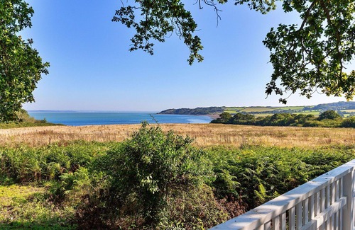 Cowes House | Beautiful villa for 4 guests with WIFI, pool, TV and terrace