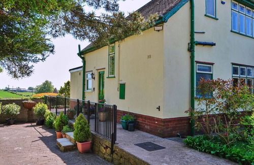 Ault Hucknall House | Beautiful villa for 5 guests with WIFI and pets allowed