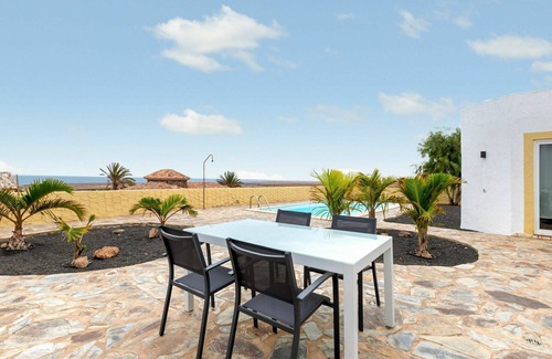 Parque Holandes House | Beautiful villa for 6 guests with private pool, WIFI, TV and terrace