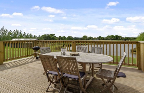Hertford House | Beautiful villa for 6 guests with hot tub, TV, terrace and pets allowed