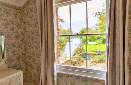 Thrapston House | Beautiful villa for 8 people with WIFI, TV, terrace and pets allowed