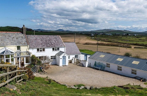 Garn Fadryn House | Beautiful villa for 8 people with WIFI, TV and balcony