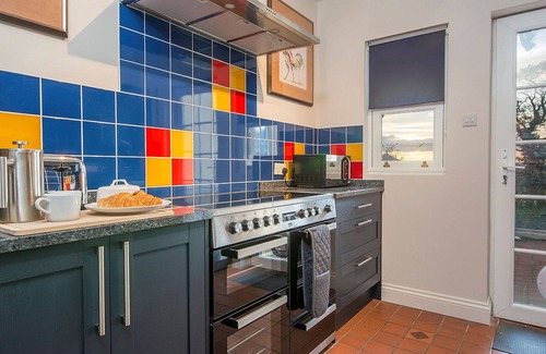 Carmarthen House | Beautiful villa for 19 people with hot tub, private pool, WIFI and pets allowed