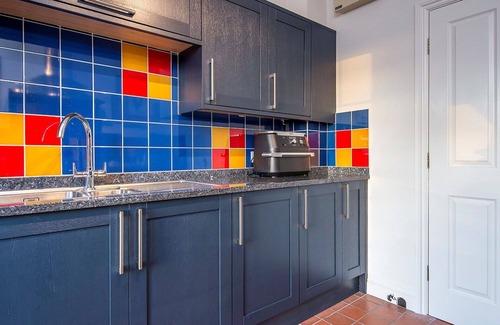Carmarthen House | Beautiful villa for 19 people with hot tub, private pool, WIFI and pets allowed