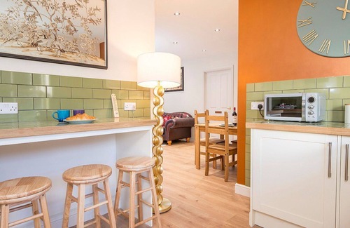 Carmarthen House | Beautiful villa for 19 people with hot tub, private pool, WIFI and pets allowed