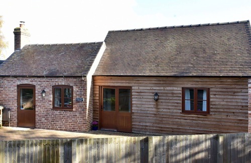 Wollerton House | Beautiful villa for 3 guests with TV and pets allowed