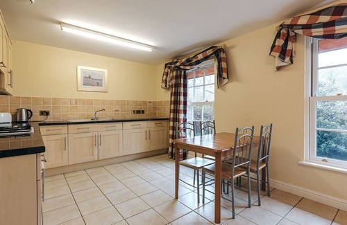 Eaton Mascott House | Beautiful villa for 4 guests with WIFI, TV and pets allowed