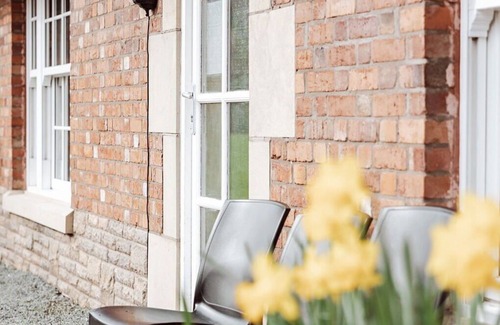 Eaton Mascott House | Beautiful villa for 4 guests with WIFI, TV and pets allowed