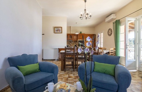 Chateaurenard House | Beautiful villa for 5 guests with WIFI, private pool, A/C, TV and patio