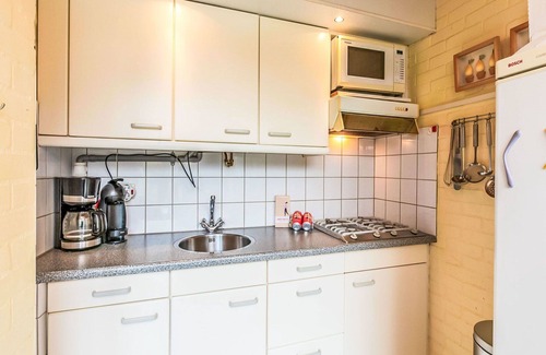 Westenschouwen House | Beautiful villa for 4 guests with pool, WIFI, TV, terrace and pets allowed