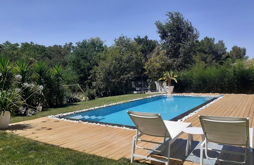 Sommieres Villa | BEAUTIFUL VILLA, QUIET, SWIMMING POOL, sleeps 10/12.