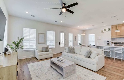 Galveston House | Beautiful Villa: Walk to Beach!