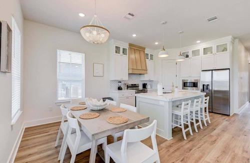 Galveston House | Beautiful Villa: Walk to Beach!