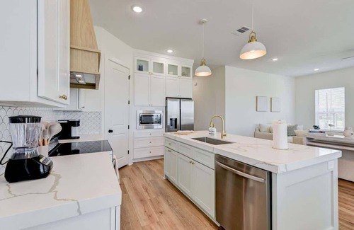 Galveston House | Beautiful Villa: Walk to Beach!