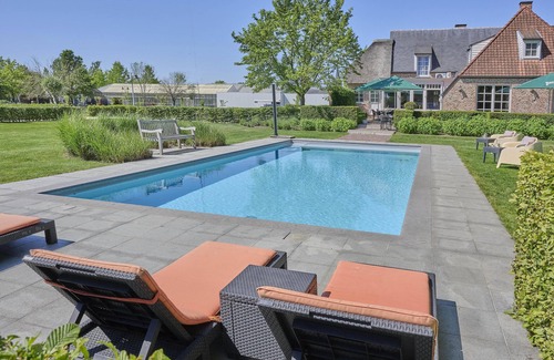 Balen Villa | Beautiful villa with a garden and swimming pool