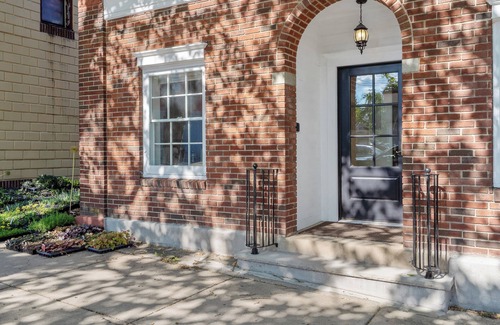 Baldwinsville Apartment | BEAUTIFUL village apt. Walk to river, shops, eateries. Great for getaway/work