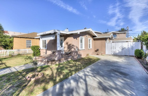 Eastside House | Beautiful Vintage Home.Great Value!
