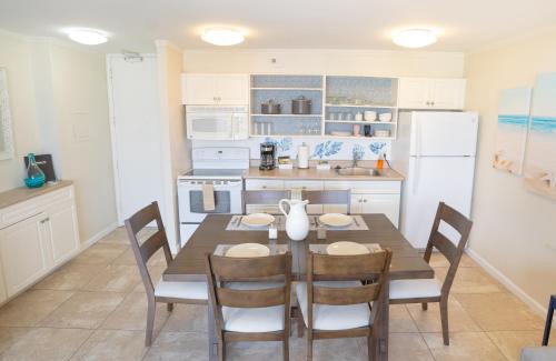 Waikiki Apartment | Beautiful Waikiki Banyan Mountain View Condo with Full Kitchen, Ample Sleeping and Free Parking (21207)