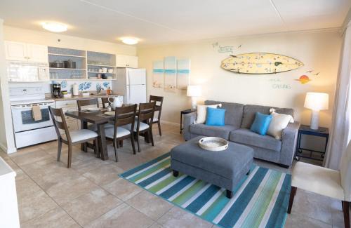 Waikiki Apartment | Beautiful Waikiki Banyan Mountain View Condo with Full Kitchen, Ample Sleeping and Free Parking (21207)