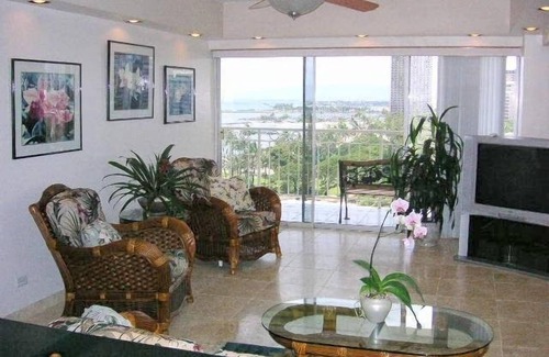 Waikiki Condo | BEAUTIFUL WAIKIKI SHORE 2 BDRM BEACHFRONT CONDO. SPECTACULAR OCEAN/SUNSET VIEWS.