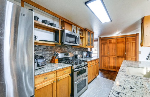 Wasilla House | Beautiful Wasilla Home Rental w/Deck & Gas Grill!