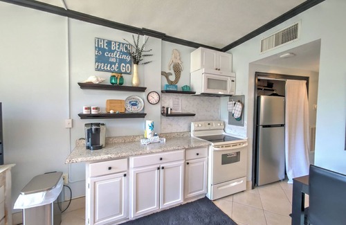 Fort Walton Beach Condo | Beautiful Waterfront Studio Retreat with King Bed
