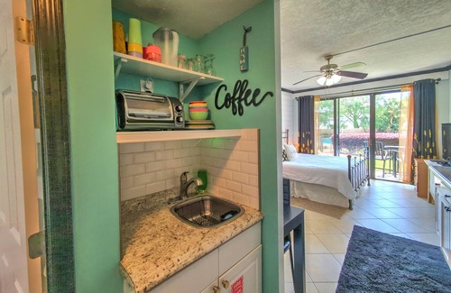 Fort Walton Beach Condo | Beautiful Waterfront Studio Retreat with King Bed