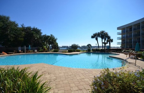 Fort Walton Beach Condo | Beautiful Waterfront Studio Retreat with King Bed