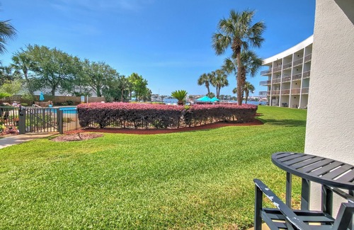 Fort Walton Beach Condo | Beautiful Waterfront Studio Retreat with King Bed