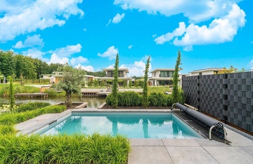 Zeewolde Villa | Beautiful water villa near Harderwijk