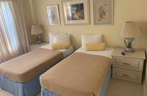 Paradise Island Resort | Beautiful waterfront resort villa in Paradise Island, Bahamas. Sleeps 6.
