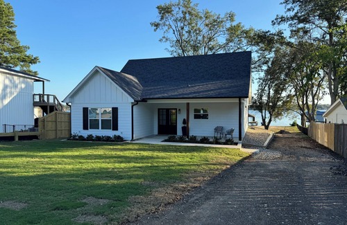 Flint House | BEAUTIFUL WATERFRONT 2 BR 2 BH house on Lake Palestine, WiFi, AC & amazing views