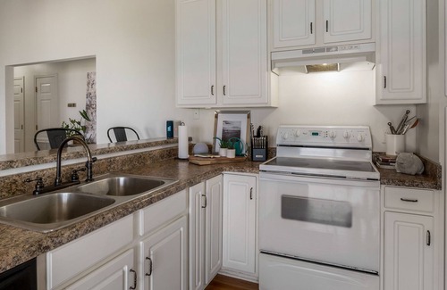 Lillian House | Beautiful Waterfront Home- The Bay Camp