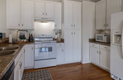 Lillian House | Beautiful Waterfront Home- The Bay Camp