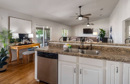 Lillian House | Beautiful Waterfront Home- The Bay Camp